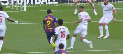 中超-半场：巴萨3-1塞维利亚，拉菲尼亚点射双响，奥尔莫破门